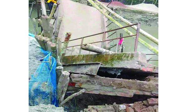 ইন্দুরকানীতে সেতু ভেঙে খালে : যোগাযোগ বিচ্ছিন্ন