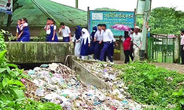 দুমকির ঐতিহ্যবাহী খাল এখন ময়লার ভাগাড়