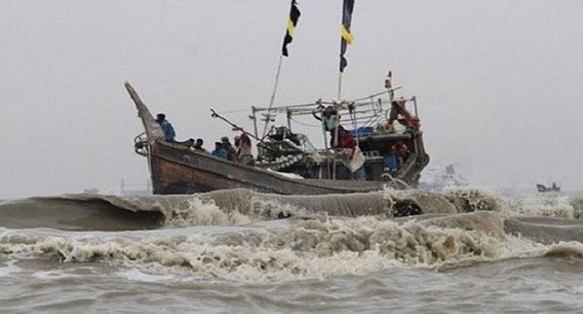 বঙ্গোপসাগরে ১ ট্রলারডুবি, ২০ ট্রলারসহ ৩০০ জেলে নিখোঁজ