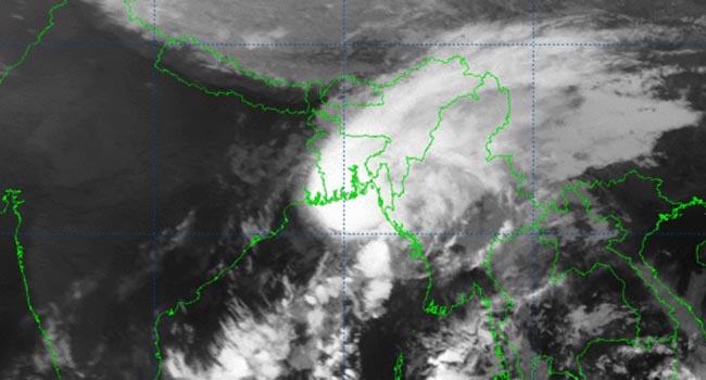 ঘূর্ণিঝড় মিধিলি উপকূল অতিক্রম শুরু করছে