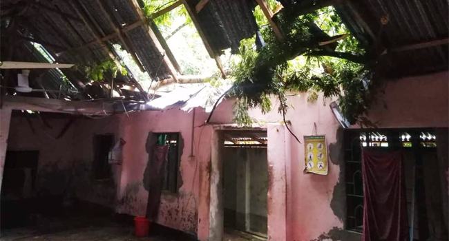 ঘূর্ণিঝড় মিধিলি : জুমার নামাজের সময় মসজিদের ওপর গাছ পড়ে আহত ৩