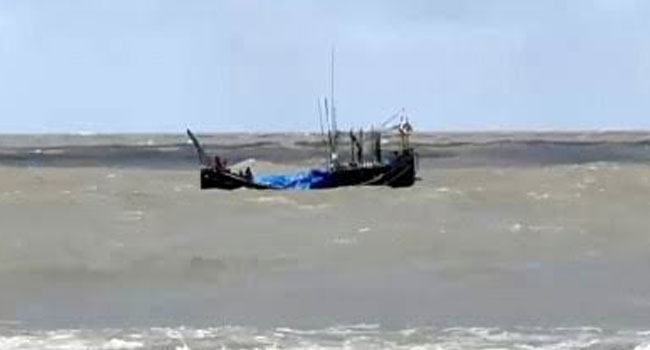 রাঙ্গাবালীতে বঙ্গোপসাগরে ট্রলারডুবি, ১০ জেলে উদ্ধার