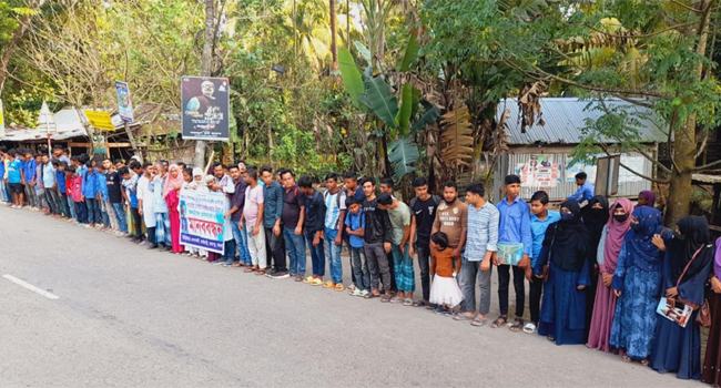 রাজাপুরে স্কুলছাত্র হত্যার বিচার ও জড়িতদের গ্রেফতারের দাবিতে মানববন্ধন