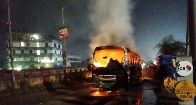 ফেনীর মহিপাল টার্মিনালে বাসে আগুন
