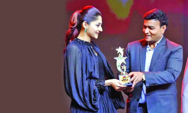 শেষ্ঠত্বের পুরস্কার পূজার হাতে