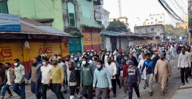 বগুড়ায় টায়ার জ্বালিয়ে জামায়াত-বিএনপির বিক্ষোভ মিছিল