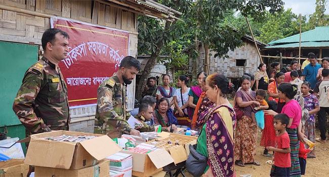 বান্দরবানে দুর্গম এলাকা থেকে ফিরে আসা ৫৭ পরিবারকে সহায়তা দিল সেনাবাহিনী