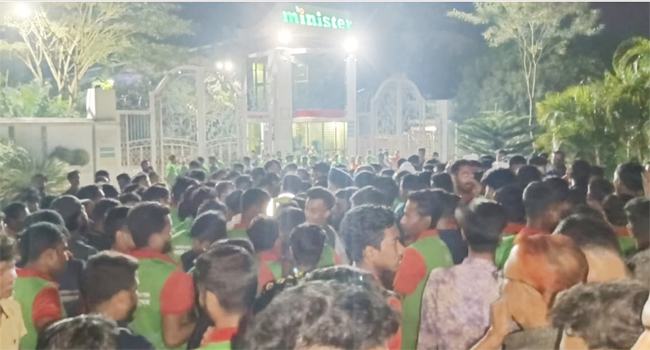 বকেয়া বেতন-ভাতার দাবিতে ঢাকা-ময়মনসিংহ মহাসড়ক অবরোধ