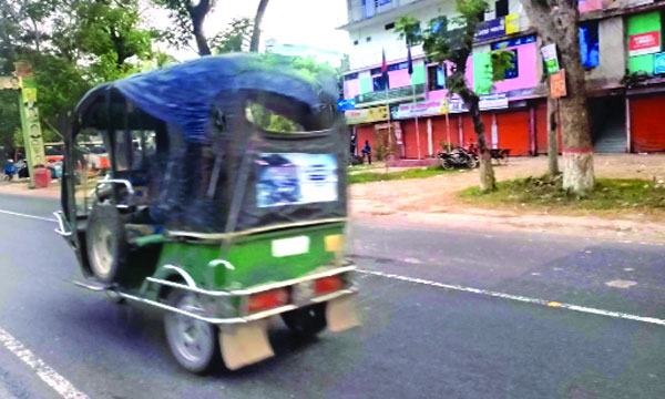 ঢাকা-খুলনা মহাসড়কে দাপিয়ে বেড়াচ্ছে থ্রি হুইলার : অহরহ ঘটছে দুর্ঘটনা