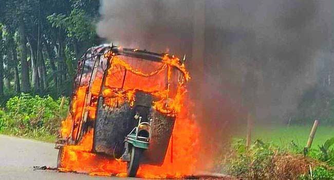 চকরিয়ায় হারবাংয়ে দুর্বৃত্তের দেয়া আগুনে পুড়ে গেছে সিএনজি গাড়ি ও দোকান