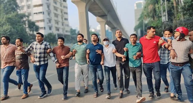 অবরোধের সমর্থনে ঢাবি ছাত্রদলের মিছিল