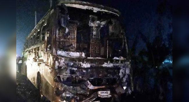 কুষ্টিয়ায় থানার সামনে বাসে আগুন