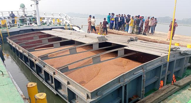 গাবখান চ্যানেলে তলা ফাটা জাহাজ রক্ষা করল স্থানীয় প্রশাসন