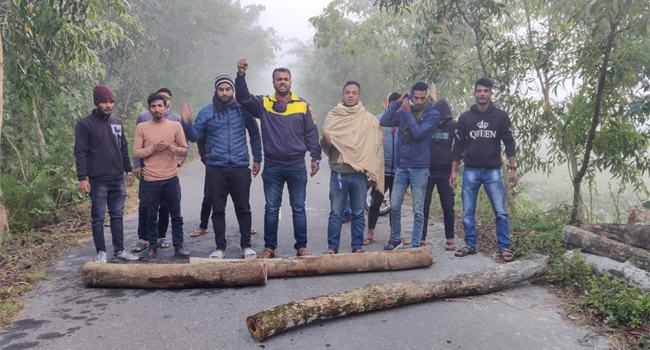 ঝালকাঠিতে গাছের গুঁড়ি ফেলে সড়ক অবরোধ