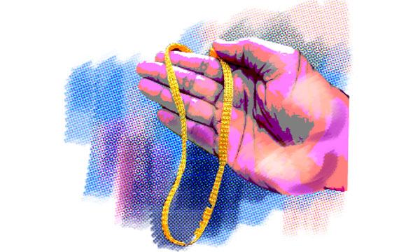 ছেঁড়া নেকলেস