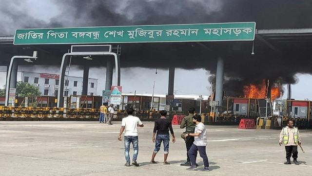 ধলেশ্বরী সেতুর টোল প্লাজায় বাসে আগুন