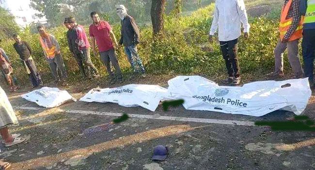 মিরসরাইয়ে লরির ধাক্কায় ৩ শ্রমিক নিহত
