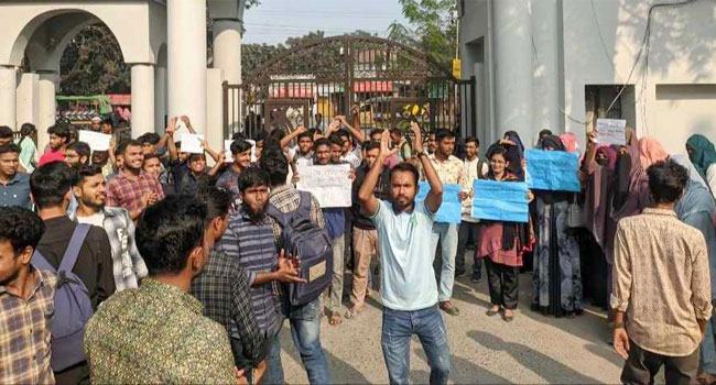 পরীক্ষার দাবিতে ইবির প্রধান ফটকে তালা, সভাপতির পদত্যাগ