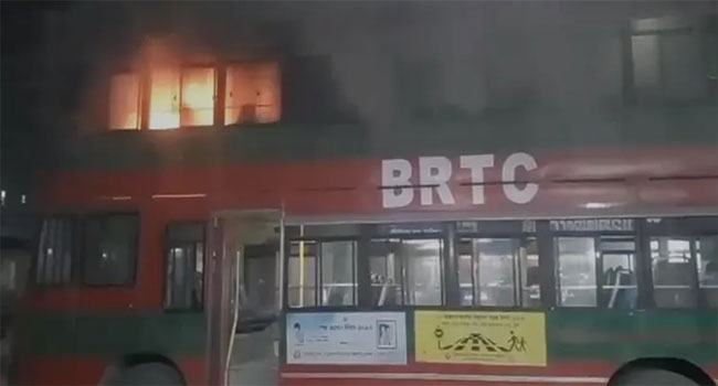 রাজধানীতে বিআরটিসির দ্বিতল বাসে আগুন