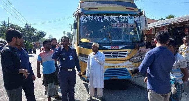 লালমোহনে বাসের চাপায় শিশুসহ নিহত ২