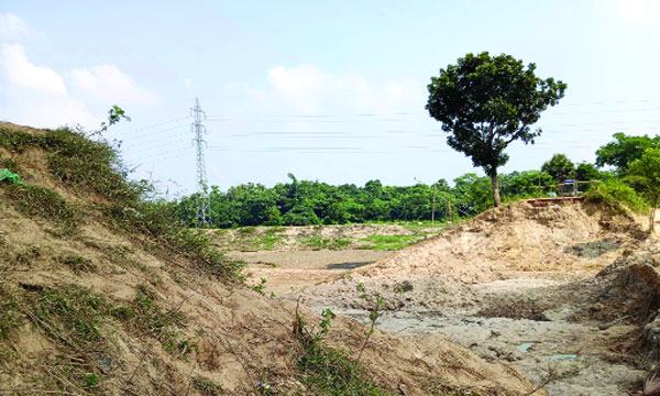 ভালুকায় ভেঙে গেছে দেড় শ’ ফুট সড়ক ভোগান্তিতে ১০ গ্রামের মানুষ