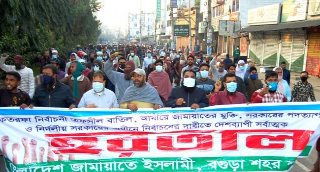 বগুড়ায় ট্রাকে আগুন, বাস ভাঙচুর, পুলিশের ধাওয়া : গ্রেফতার ২