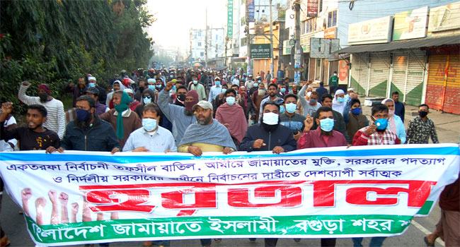 বগুড়ায় ট্রাকে আগুন, বাস ভাংচুর, গ্রেফতার ২