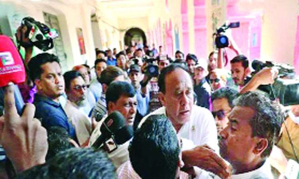 সাংবাদিককে মারধর নৌকার প্রার্থী এমপি মোস্তাফিজের