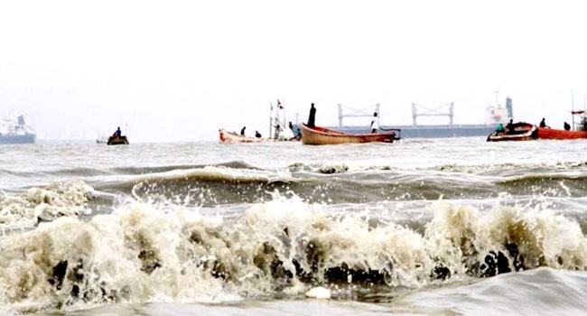 সাগরে নিম্নচাপ, সতর্ক সংকেত জারি