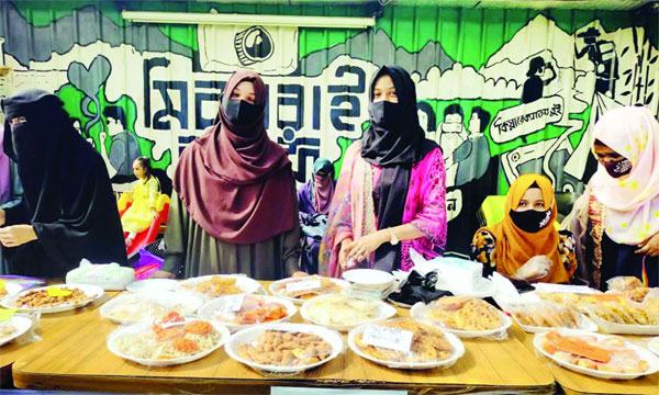 মিরসরাইয়ে শতাধিক আইটেমের পিঠা দেখতে মানুষের ভিড়