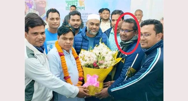 অবশেষে রাজশাহীতে নৌকা প্রার্থীকে ফুল দেয়া পুলিশ কর্মকর্তা প্রত্যাহার