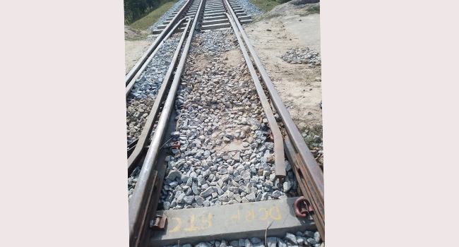 রেলপথের নাট-বল্টু খুলে নিয়েছে দুষ্কৃতিকারি, আধা ঘণ্টা বিলম্বে রেল চালু