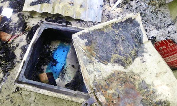নড়াইলে ইমামের ঘরে আগুন
