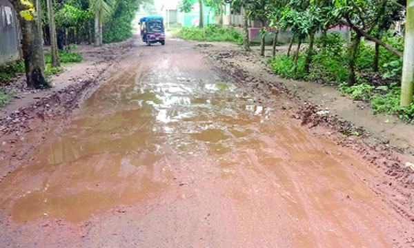 মধুপুরে খানাখন্দে ভরা সড়কে দুর্ভোগ চরমে
