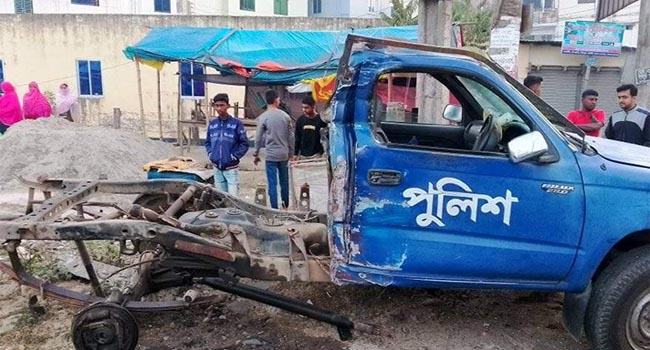 জামালপুরে পুলিশের গাড়িতে ট্রেনের ধাক্কা, নিহত ১