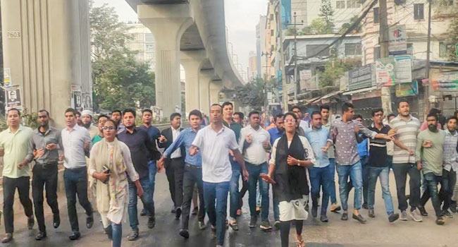 অবরোধের সমর্থনে পল্টনে ছাত্রদলের মিছিল