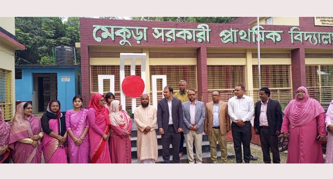 পীরগাছায় শতাধিক শিক্ষার্থীর হাতে গাছের চারা তুলেন দিলেন উপজেলা নির্বাহী কর্মকর্তা