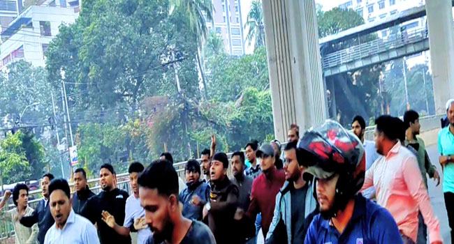 অবরোধের সমর্থনে ঢাবি ছাত্রদলের মিছিল
