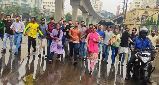 অবরোধের সমর্থনে শাহবাগে ছাত্রদলের মিছিল