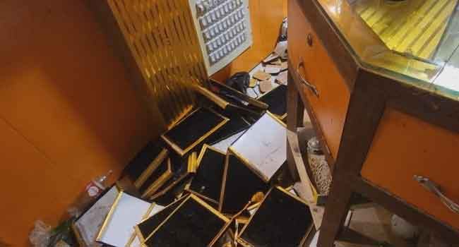 নোয়াখালীতে নৈশ প্রহরীকে হত্যা করে ২ স্বর্ণ দোকানে ডাকাতি