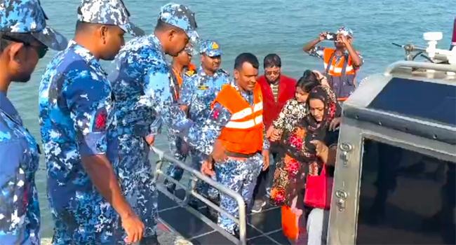 সাগরে ডুবুচরে আটকাপড়া পর্যটকবাহী জাহাজের সেই যাত্রীদের উদ্ধার