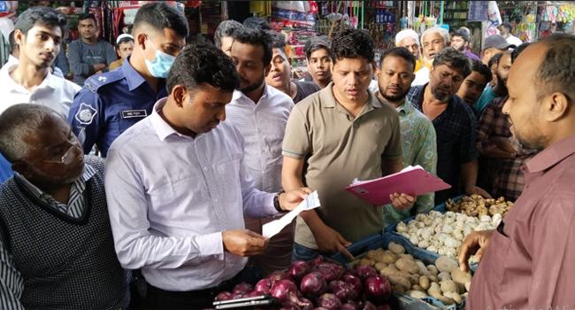 ফেনীতে ম্যাজিস্ট্রেট দেখে ১০০ টাকায় পেঁয়াজ বিক্রি