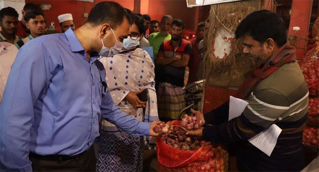পেঁয়াজের বাজারে অভিযান : ৮০ প্রতিষ্ঠানকে জরিমানা