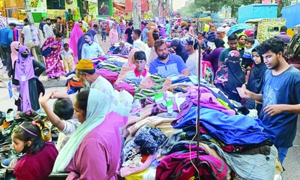 নারায়ণগঞ্জে ফুটপাথে জমজমাট গরম কাপড়ের বাজার