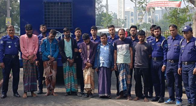 নোয়াখালীতে নৈশপ্রহরীকে হত্যা করে স্বর্ণ লুট, গ্রেফতার ৭