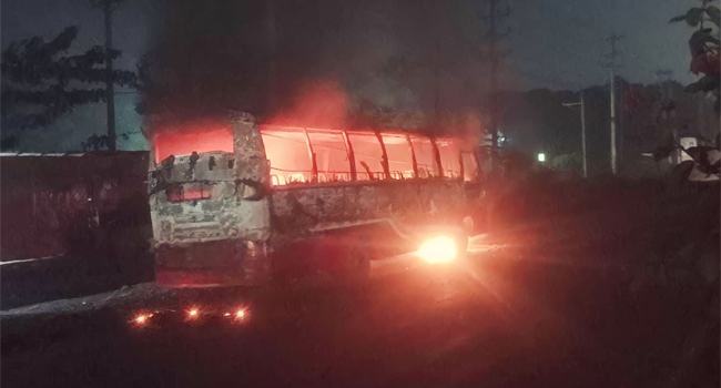 আশুলিয়ায় ইতিহাস পরিবহনের বাসে আগুন