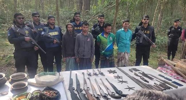রামুর গহীন বনে অস্ত্র কারখানা, আটক ৪