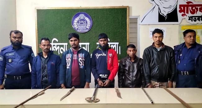 চান্দিনায় ডাকাতির প্রস্তুতিকালে অস্ত্রসহ ৫ ডাকাত আটক