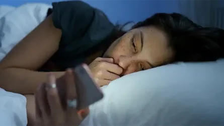 যেভাবে বুঝবেন আপনি স্মার্টফোনে আসক্ত