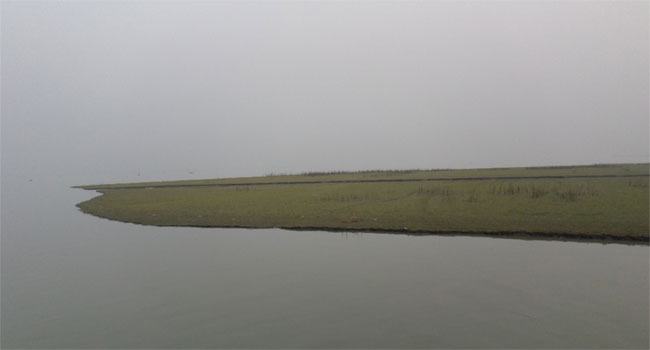 ডুবোচর আর ঘন কুয়াশায় দশমিনা-ঢাকা রুটে লঞ্চ চলাচলে বিঘ্নতা